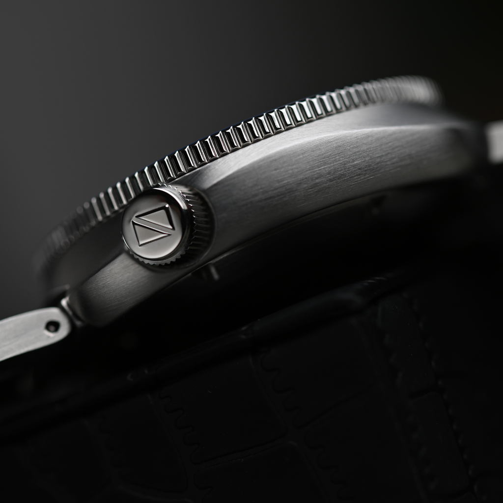 Side profile of the Ligure Tartaruga case with brushed stainless steel finish and screw-down crown, LWT21008_Founders_Edition_GMT